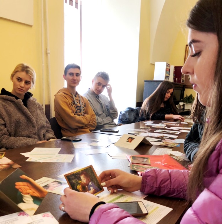 Майбутні соціальні працівники проходять психологічний тест на асоціації.